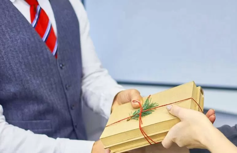Top 5+ Nghệ Thuật Tặng Quà Cho Sếp Mà Ai Cũng Cần Biết